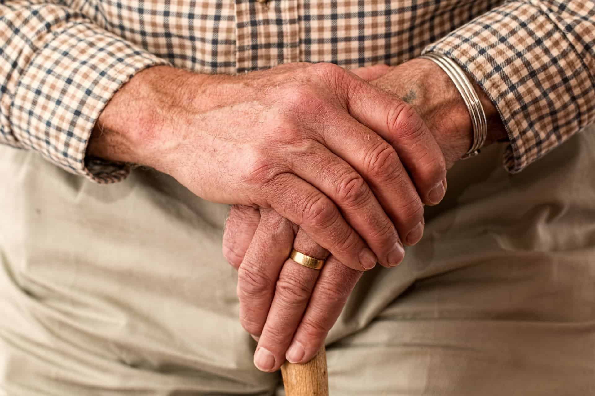 hands-981400_1920 Rubrique aînés